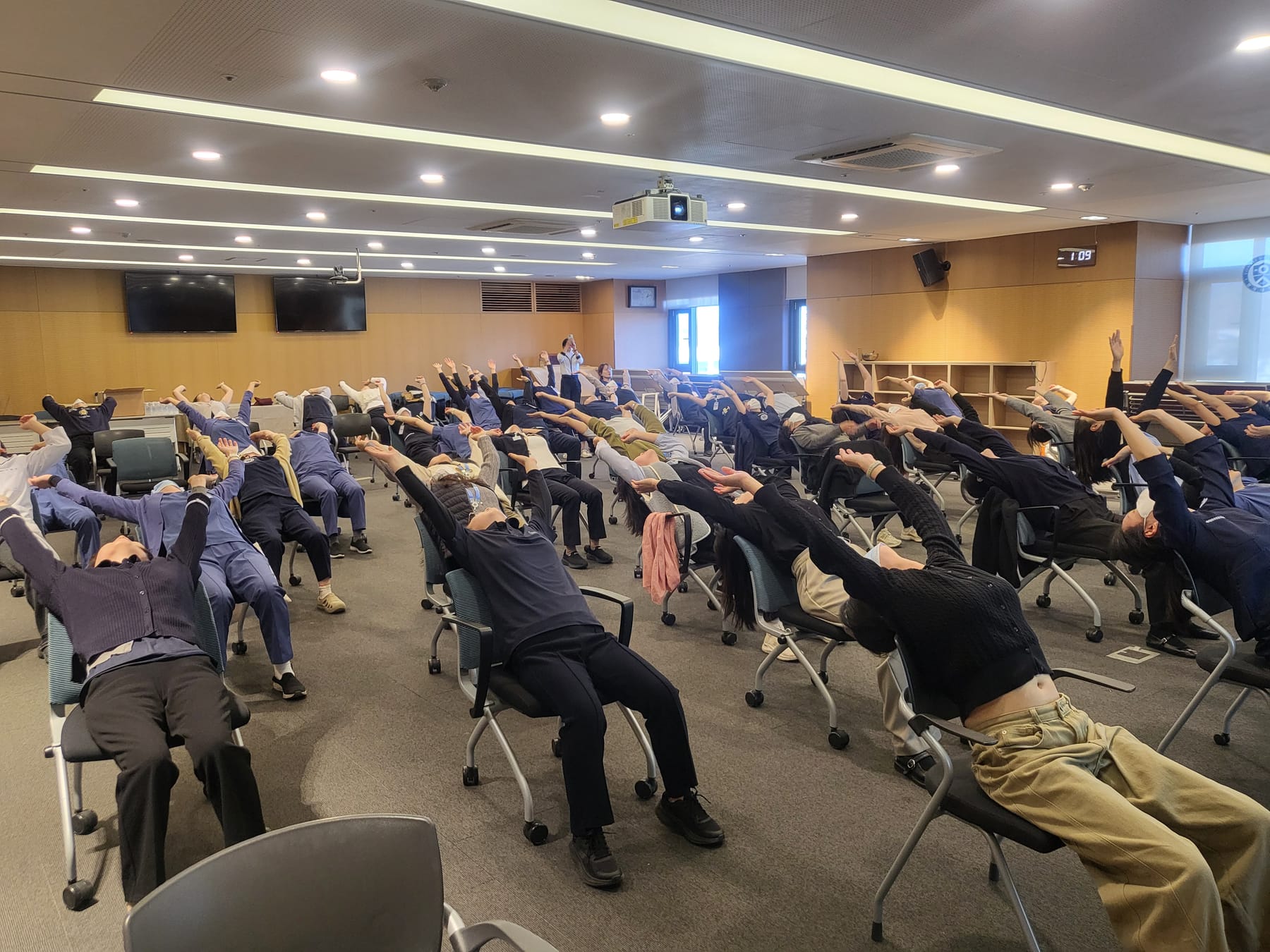 의자 요가 / 함께 몸을 펼치는 시간