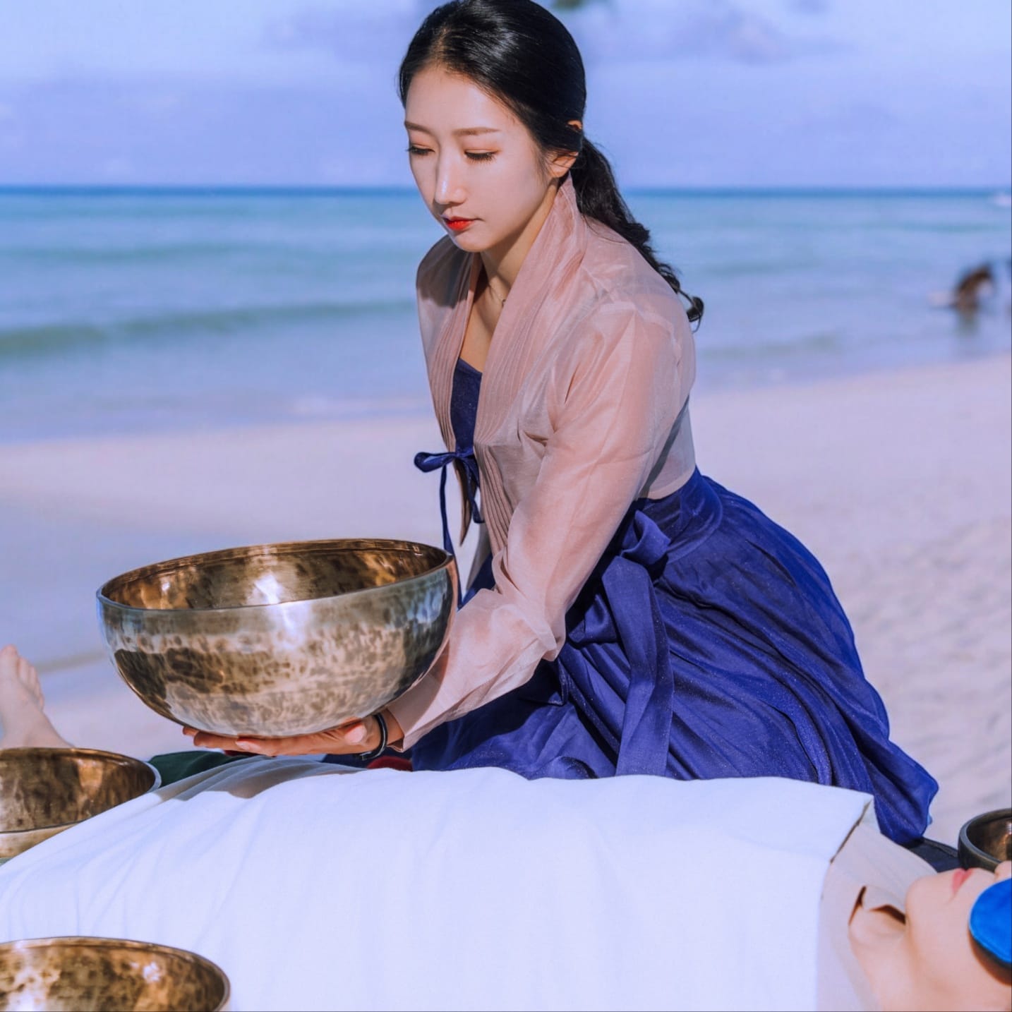 싱잉볼 세션을 진행하는 한진아 강사